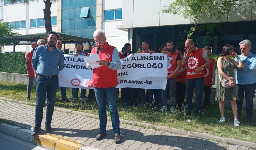 Manisa'da işten atılan Daussan işçileri fabrika önünde eylem yaptı