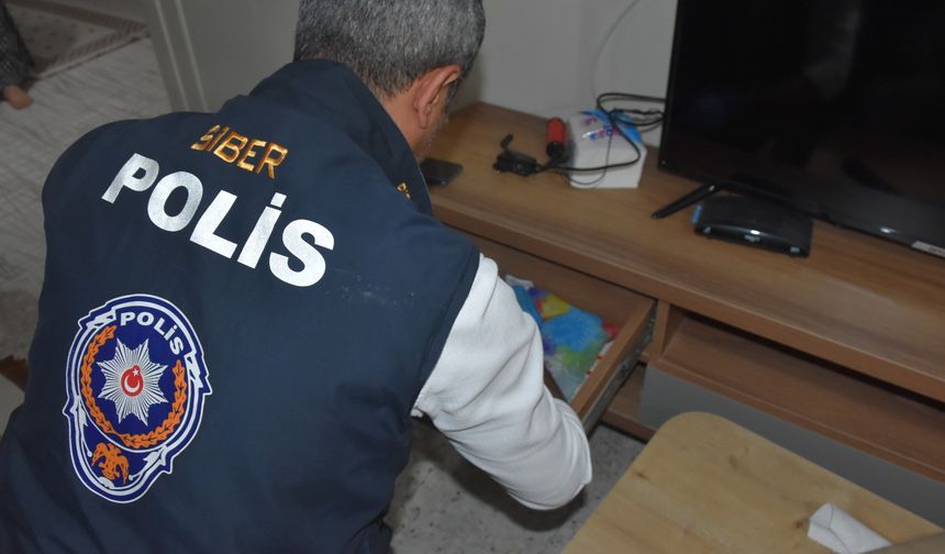 Mersin'de "müstehcen yayın" iddiasıyla yakalanan 12 zanlıdan 5'i tutuklandı