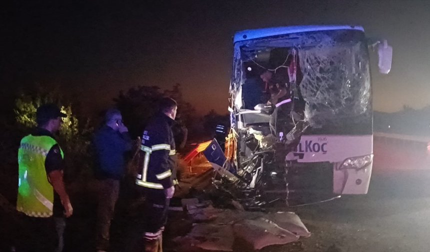 Afyonkarahisar'da yolcu otobüsüyle kamyonun çarpıştığı kazada 1 kişi öldü, 9 kişi yaralandı
