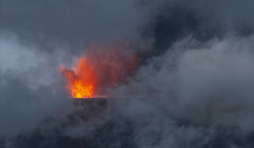 İtalya'da Etna Yanardağı güçlü şekilde kül ve lav püskürttü
