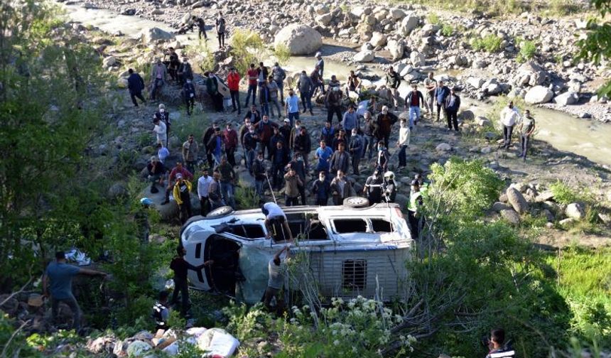 Bingöl'de yolcu minibüsü devrildi: 13 yaralı