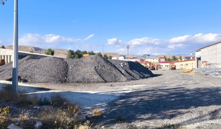 Erciş'te Belediyeye verilmeyen asfalt malzemesi çöpe döküldü!