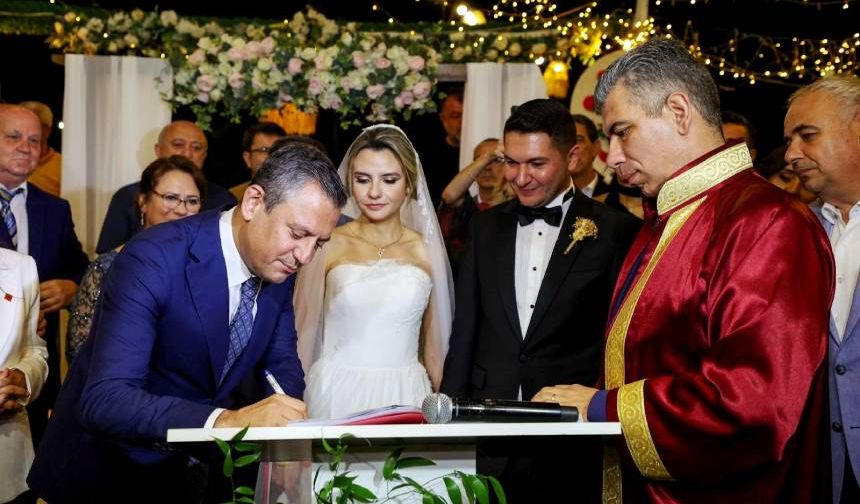 CHP Genel Başkanı Özel, genç meclis üyesinin nikah şahitliğini üstlendi