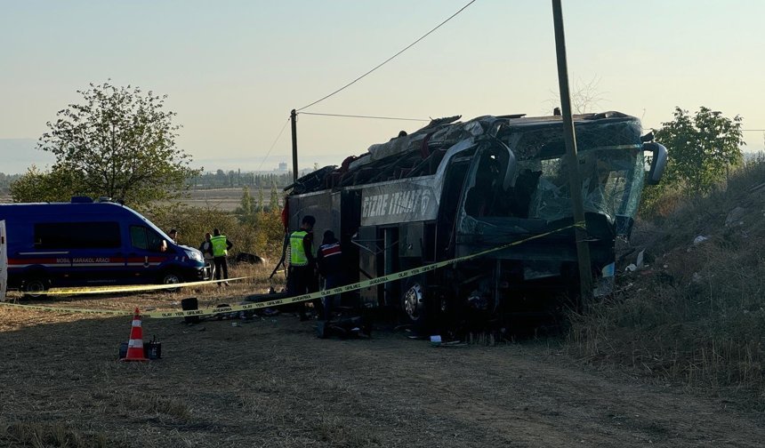 Afyonkarahisar'da yolcu otobüsünün devrildiği kazada 21 kişi yaralandı