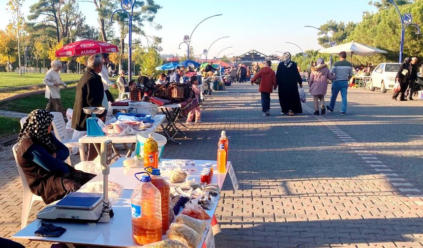 Manisalılar taze, organik ve ucuz ürünler için Ortaköy’de üretici pazarına akın etti