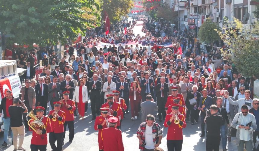 CHP, Cumhuriyet Yürüyüşünü 101 metre uzunluğundaki bayrak ile yaptı