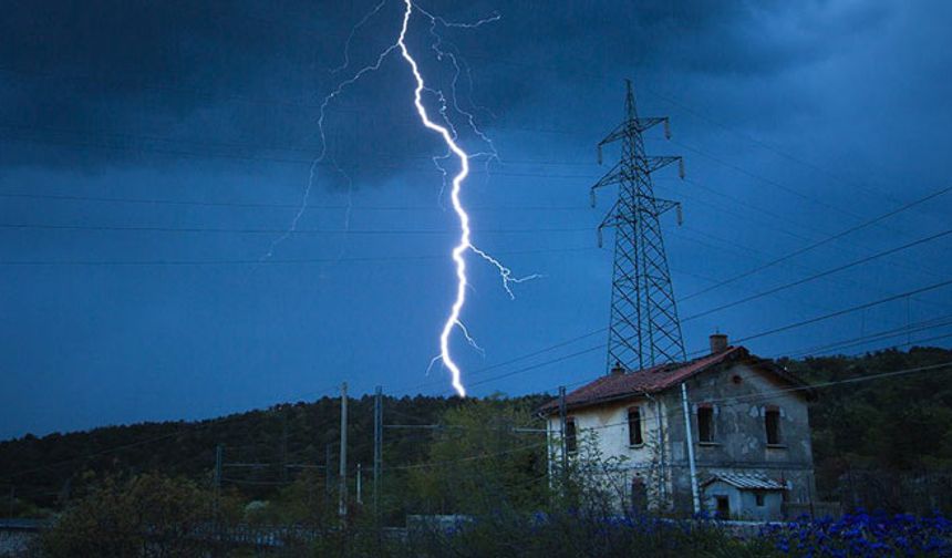 Bitlis'te elektrik trafosuna yıldırım isabet etmesi sonucu 5 kişi yaralandı