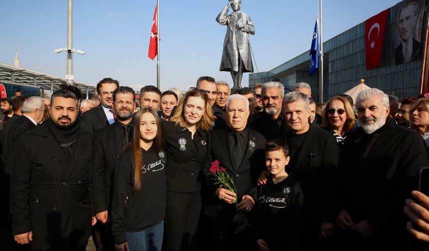 Bursa Kent Meydanı'nda ilk Atatürk heykeli Mustafa Bozbey tarafından açıldı