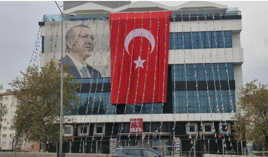 Karaca’dan Denizli AKP il binasına Atatürk posteri asılmamasına tepki: Utanın