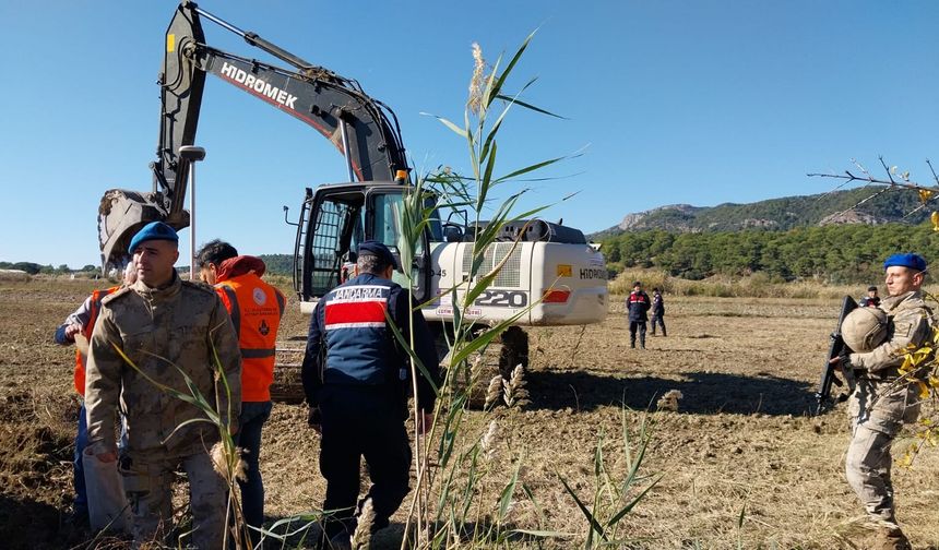 Muğla'da üreticinin 67 yıldır tarım alanı olarak kullandığı arazi, jandarma eşliğinde golf sahası yapılıyor