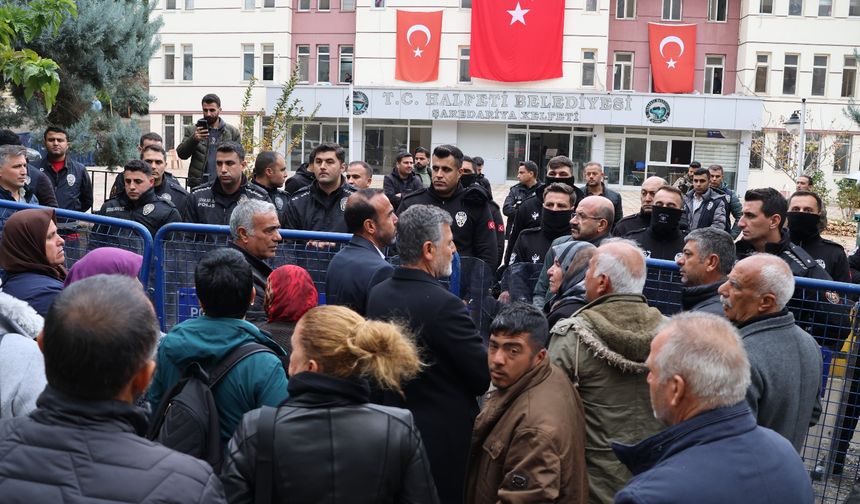 Halfeti Belediyesi önünden kayyıma seslendiler: Kayyım sen nerelisin?