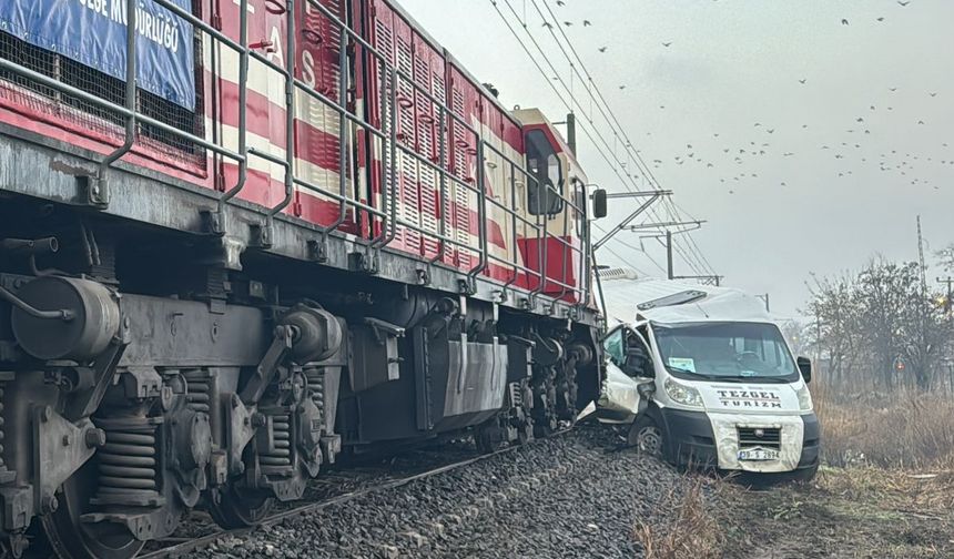 Kırklareli'nde hemzemin geçitte trenin çarptığı servis minibüsündeki 2 kişi yaralandı