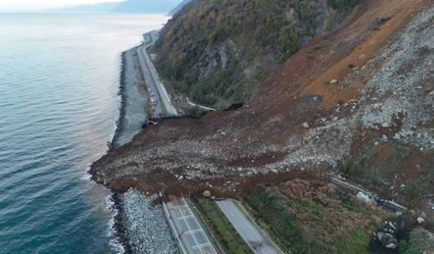 Artvin'de heyelan altında kalan araçtaki 4 kişinin cansız bedenlerine ulaşıldı