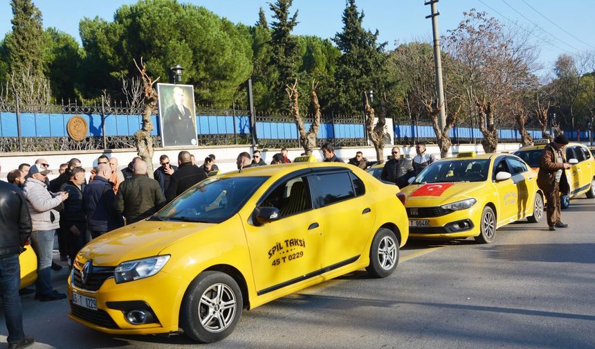 Manisalı taksiciler, gasp ve saldırıları kornalı eylemle protesto etti