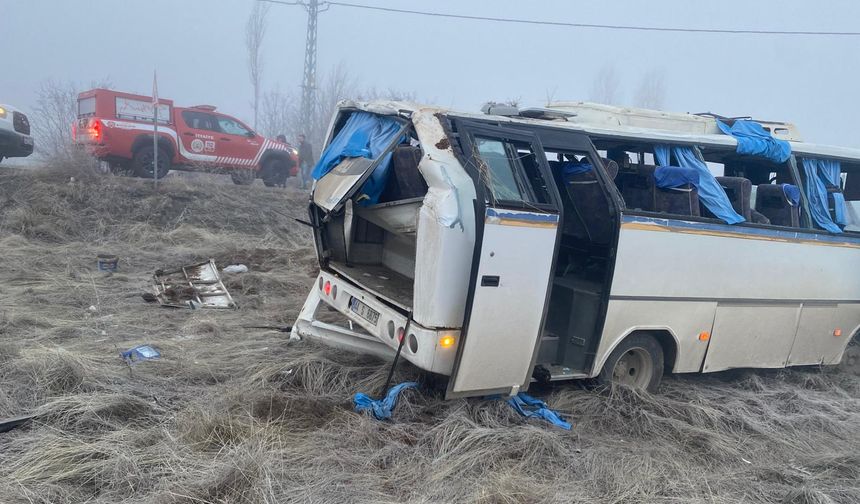 Malatya'da işçi servisinin devrilmesi sonucu 17 kişi yaralandı