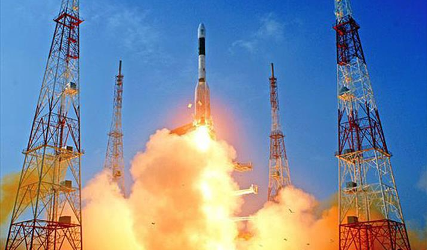 Hindistan, ABD'ye ait iletişim uydusunu başarıyla uzaya fırlattı