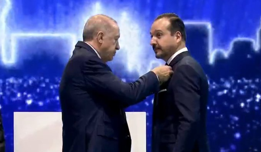 Kürşad Zorlu AKP'ye katıldı, rozetini Erdoğan taktı