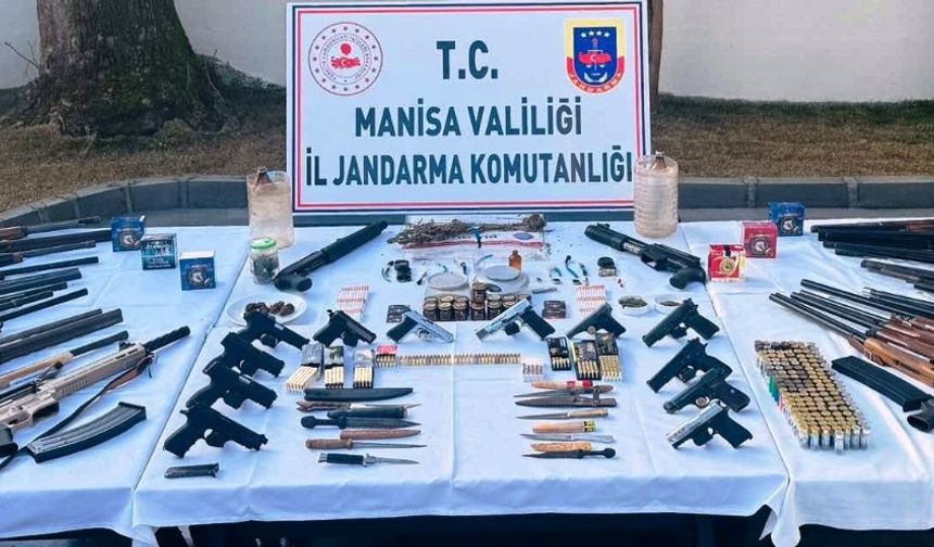 Manisa'da jandarmadan uyuşturucu tacirleri ve silah tüccarlarına operasyon