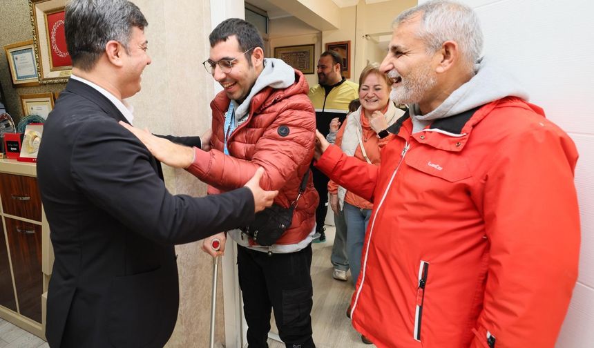 Şampiyon yüzücüleri Gençlik ve Spor İl Müdürü Öztürk, makamda ağırlandı