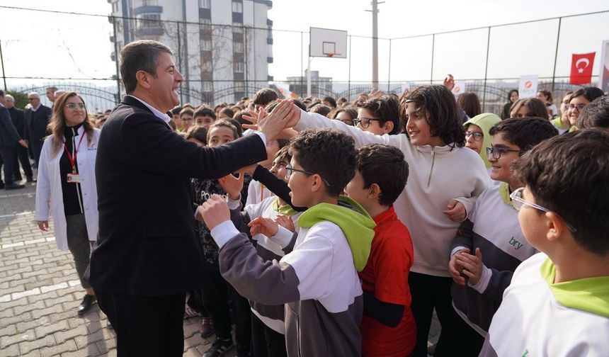 Öğrencilerden Başkan Tutdere’ye duygulandıran karşılama: Sizinle birlikte bizlere yeniden yaşama sevinci geldi