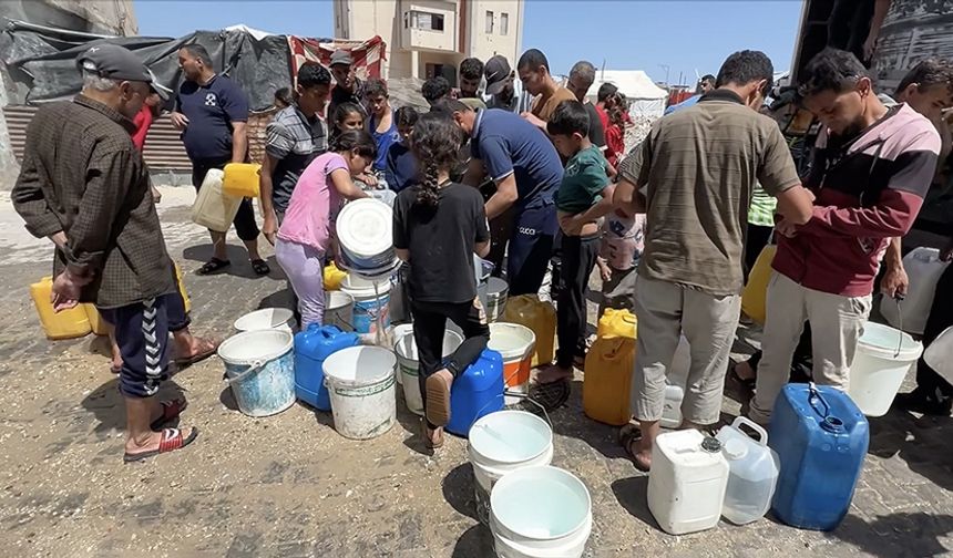 Gazze'de 7 Ekim'den beri 700’den fazla Filistinli su kuyruklarında İsrail bombalarıyla can verdi
