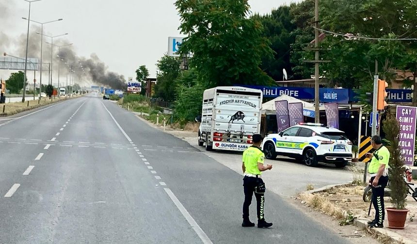 Manisa'da, Ankara yolu üzerinde çıkan yangın zor anlar yaşattı