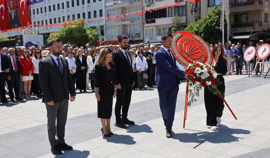 CHP Manisa Örgütü Cumhuriyet Meydanı'nda gençler için buluştu