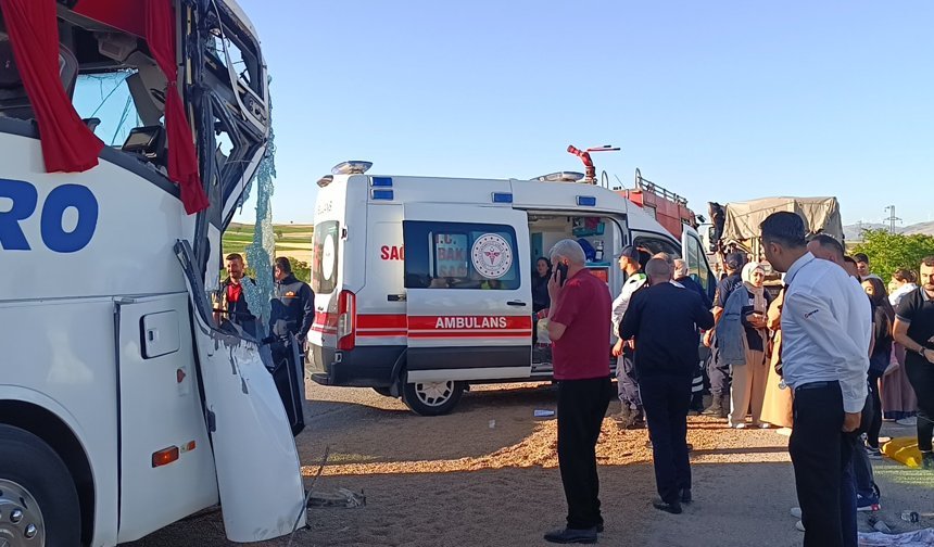 Afyonkarahisar'da yolcu otobüsünün tıra çarptığı kazada 9 kişi yaralandı