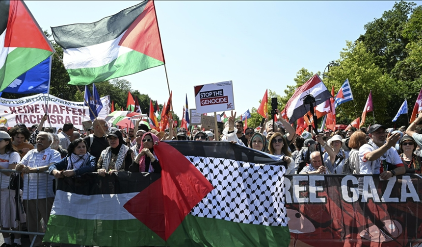 Berlin'de Filistin'e destek gösterisi