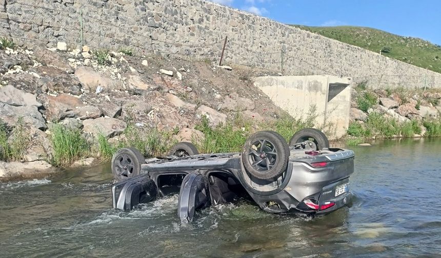 Erzurum'da dereye yuvarlanan otomobildeki 3 hayatını kaybetti