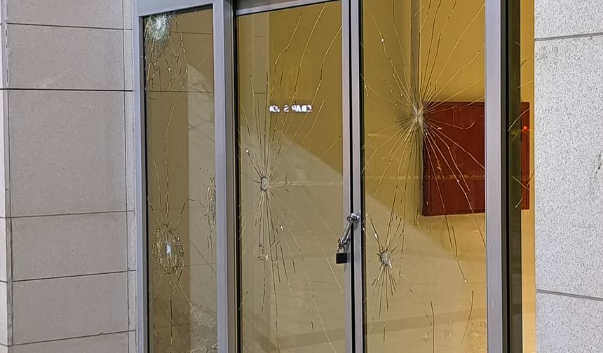 Kadirli Belediyesi'ne taşlı saldırı