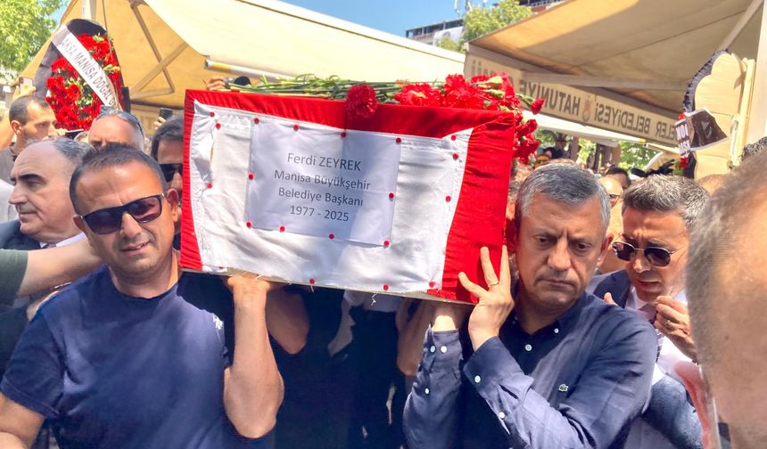 Yüz binler Başkan Zeyrek’i seçim zaferini yaşadığı Cumhuriyet Meydanı'ndan dualarla uğurladı