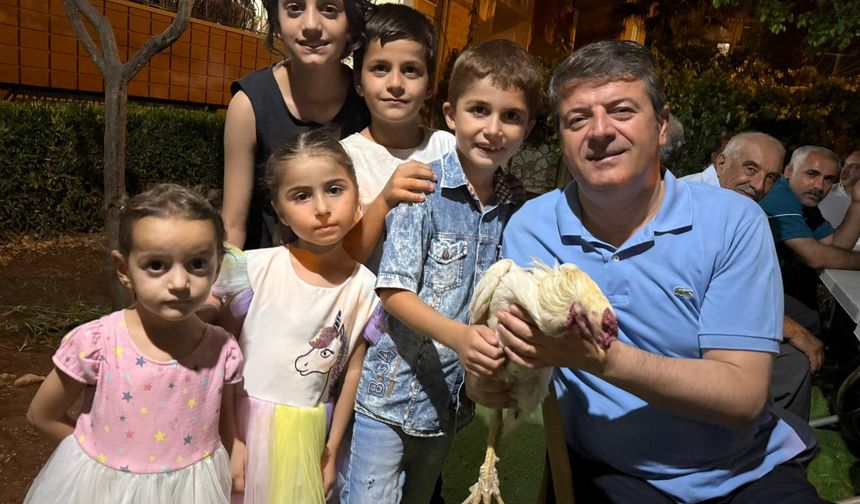 Tutdere’ye gülümseten ziyaret: En güzel horozunu Başkan Tutdere’ye hediye etti