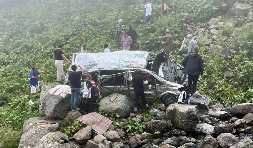 Trabzon'da panelvanın uçuruma yuvarlandığı kazada 2 kişi öldü, 4 kişi yaralandı