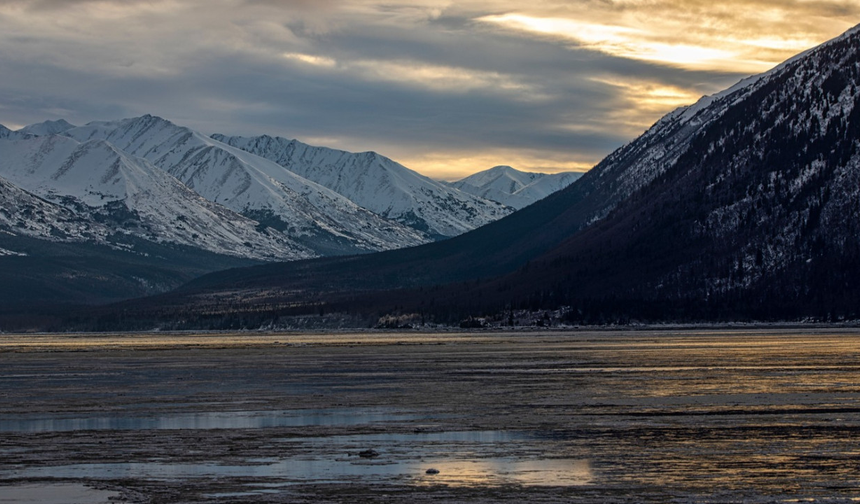 Alaska'da buzul barajı taştı, tahliye çağrısında bulunuldu