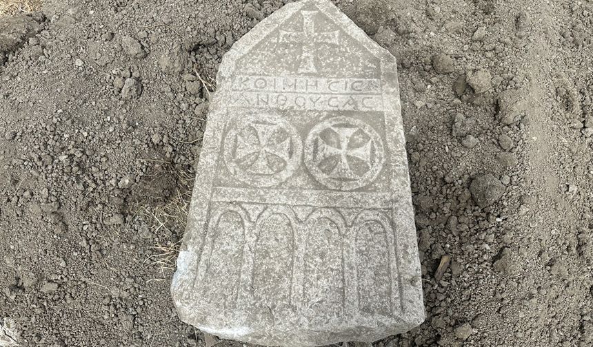 Çorum'da kanal kazısında tarihi mezar taşı bulundu