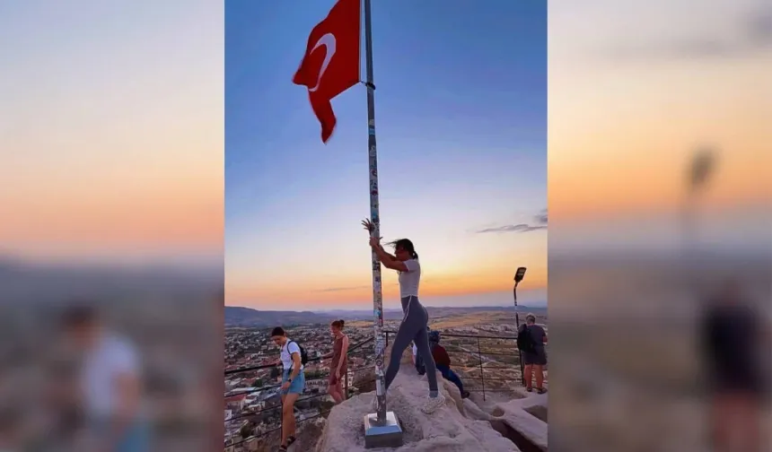 Bayrak direğinde dans | Turiste soruşturma açıldı