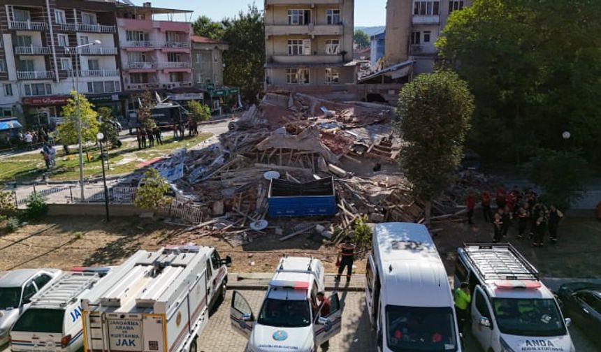 Balıkesir depreminde yıkılan bina için soruşturma başlatıldı: Müteahhit ve bina sahibi gözaltında