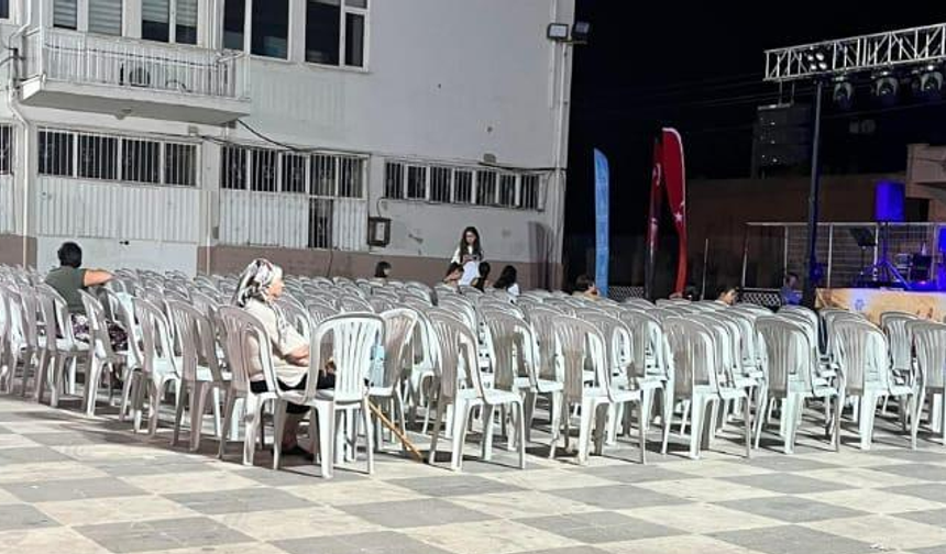 Çerçioğlu'nun parti değişikliği halk konserine yansıdı: Çeştepe'de boş sandalyeler