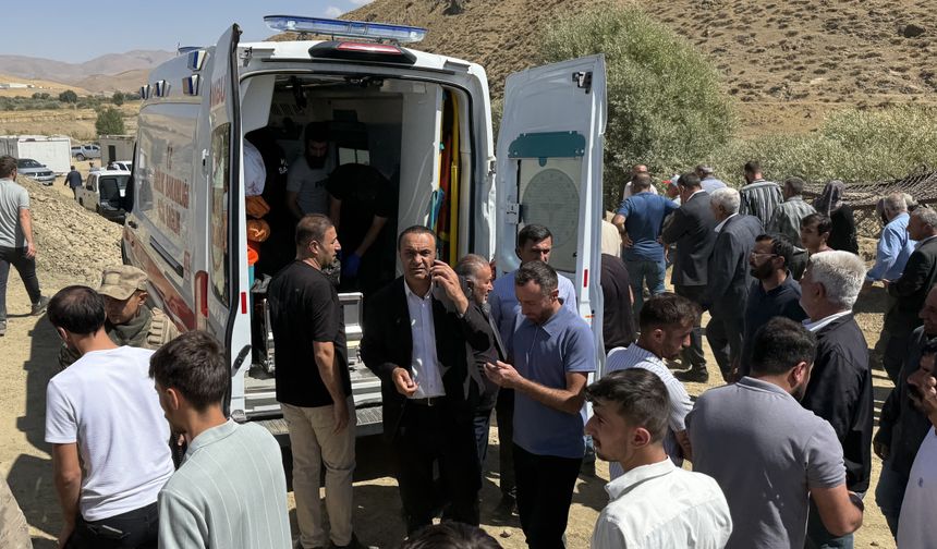 Hakkari’de iş makinesi ile kamyon arasında sıkışan operatör hayatını kaybetti