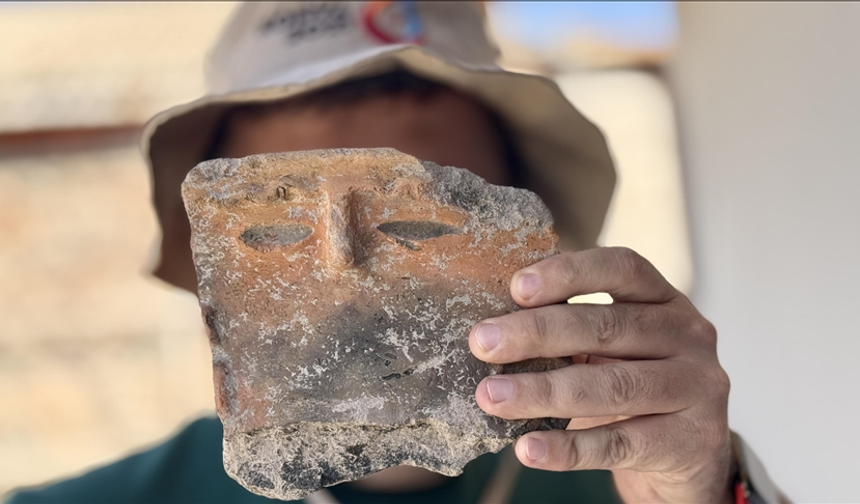 Konya'da 5 bin yıllık "insan yüzlü" çömlek parçası bulundu