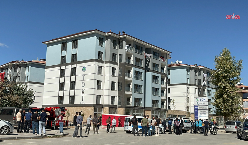 Malatya'da TOKİ işçisi alacağı için çatıya çıktı