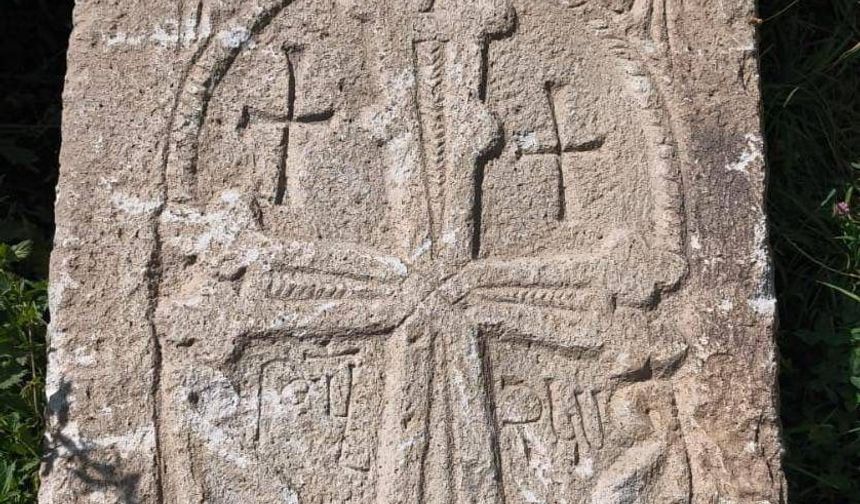 Van’da Bizans dönemine ait iki kabartma taş stel ele geçirildi