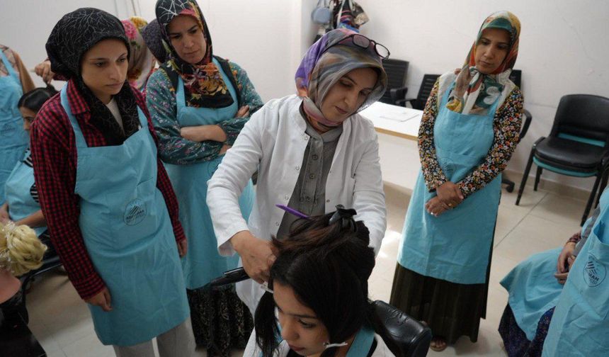 Adıyaman Belediyesi ve Diakonie Derneği’nden kadınlara kuaförlük eğitimi