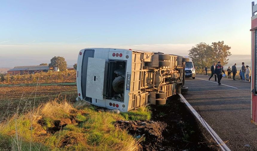 Uşak'ta tarım işçilerini taşıyan midibüs devrildi: 23 yaralı