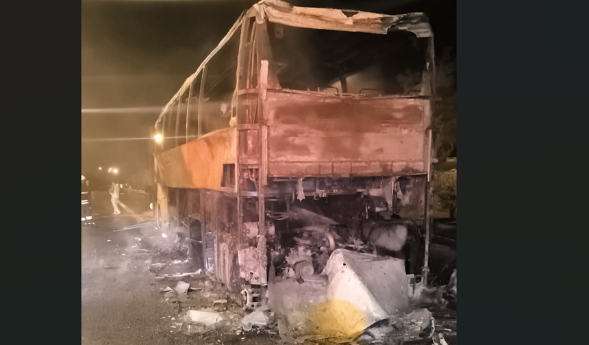 Adana'da seyir halindeki yolcu otobüsü yandı