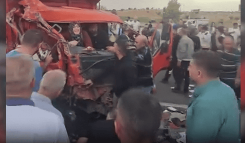 Diyarbakır'da tarım işçilerini taşıyan kamyonet kaza yaptı: 3'ü çocuk 14 yaralı