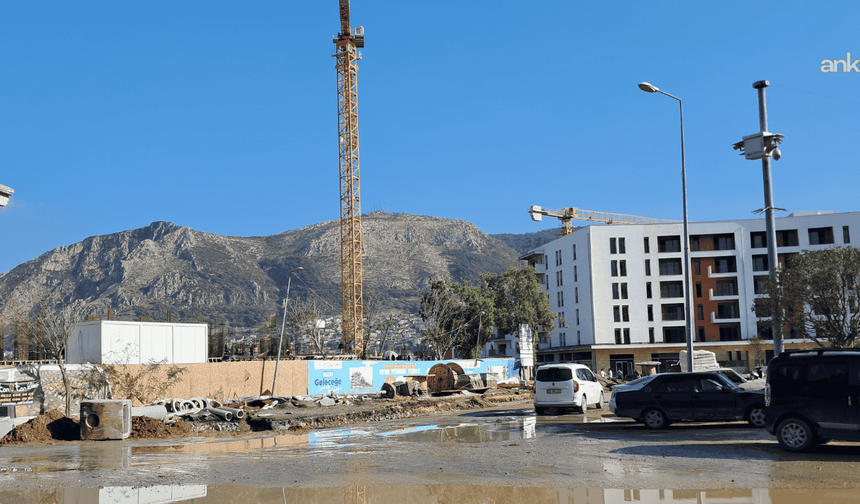Bakan Kurum’un “göz kamaştırıyor” dediği Hatay’daki Atatürk Caddesi sular altında kaldı