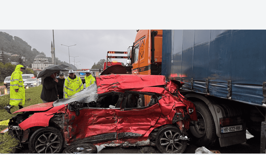 Rize'de otomobilin tırla çarpışması: 3 kişi yaşamını yitirdi