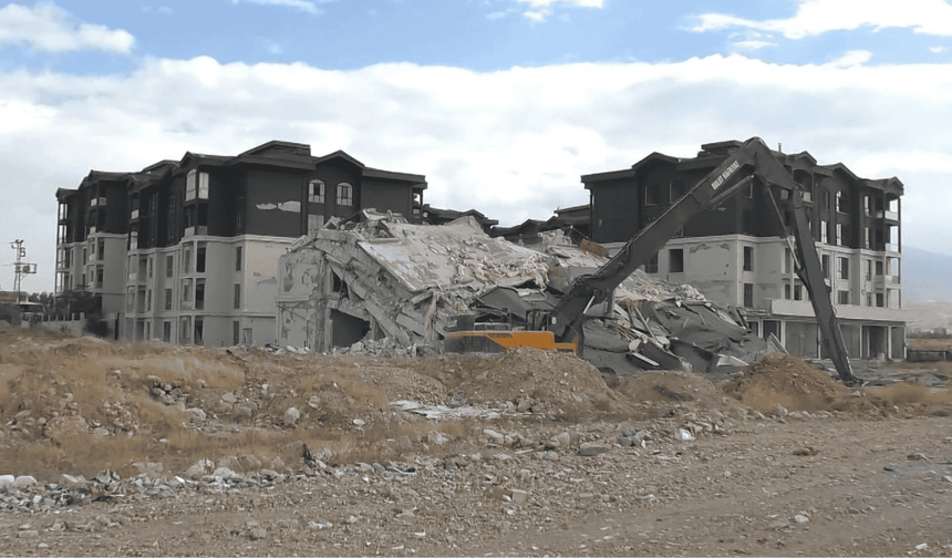 AKP'li Yeşilyurt Belediyesi'nin "Sağlam zemin, güvenli yapı” vaadi ile satışa çıkardığı binaların yıkımına başlandı